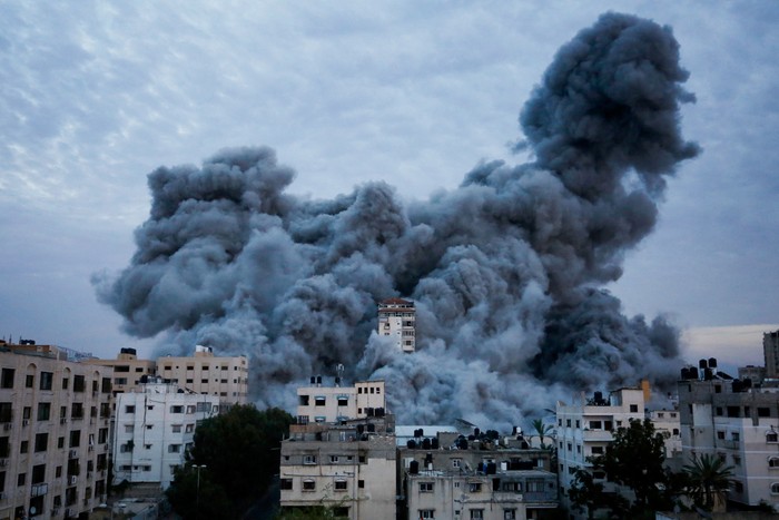Smoke billows after Israeli forces struck a high-rise tower in Gaza City, October 7, 2023. REUTERS/Ashraf Amra  NO RESALES. NO ARCHIVES