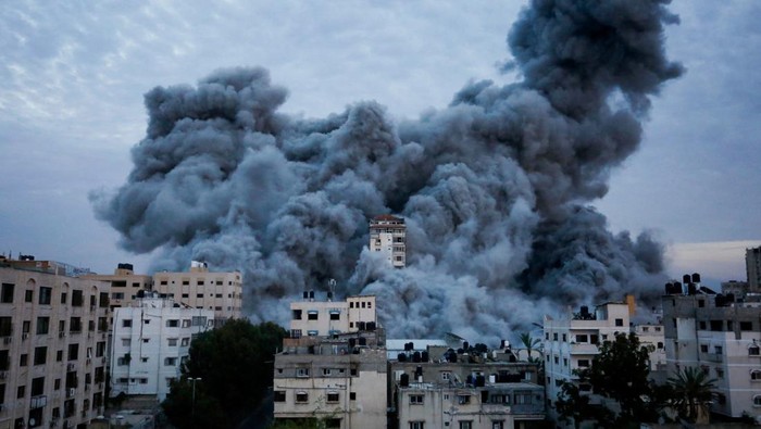 Smoke billows after Israeli forces struck a high-rise tower in Gaza City, October 7, 2023. REUTERS/Ashraf Amra  NO RESALES. NO ARCHIVES