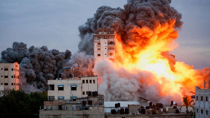 Detik-detik Gedung Tinggi di Gaza Ambruk Dirudal Israel Smoke and flames billow after Israeli forces struck a high-rise tower in Gaza City, October 7, 2023. REUTERS/Ashraf Amra NO RESALES. NO ARCHIVES