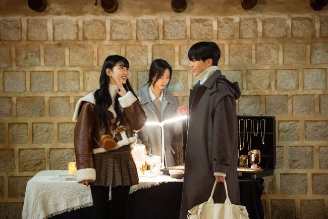 Meskipun sempat menghindari Lee Doona (pemain Suzy), Lee Won Joon (pemain Yang Se Jong) akhirnya kepincut idol KPop cantik yang senang merayunya dan sulit ditebak.Foto: dok. Netflix