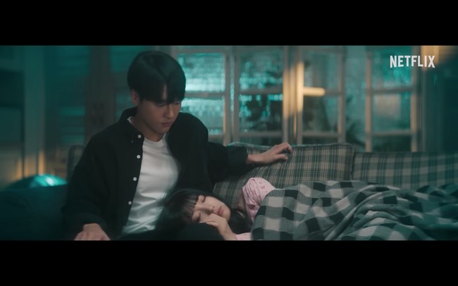 Sebelumnya penggemar telah dihebohkan dengan teaser Doona yang dirilis Netflix. Pasalnya Suzy tampak merayu Yang Se Jong untuk kesenangannya dan melarangnya jatuh cinta, hingga disebut cewek red flag.Foto: dok. Netflix