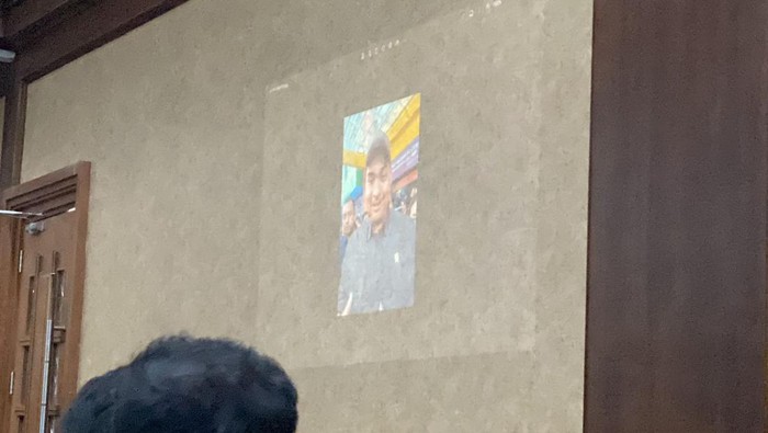 Foto Dito yang ditampilkan di ruang sidang kasus korupsi BTS untuk dikonfirmasi ke saksi (Wilda/detikcom)