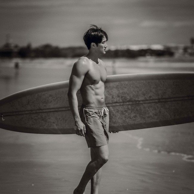 “Goodbye Summer🏝️” tulis Ahn Bo Hyun  sebagai caption untuk mengenang liburan musim panasnya di Bali. Seperti diketahui, Ahn Bo Hyun terbang ke Bali untuk syuting pada April 2023. Kini Korea Selatan mulai dingin karena memasuki musim gugur. Foto: dok. Instagram @bohyunahn