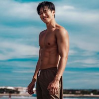 Dalam foto yang diunggahnya, Ahn Bo Hyun menampilkan senyum manis dengan mata yang dipejamkan karena silauan matahari. Namun, tak sedikit penggemar yang salah fokus dan menyorot bentuk tubuhnya yang bidang dan kekar. Foto: dok. Instagram @bohyunahn