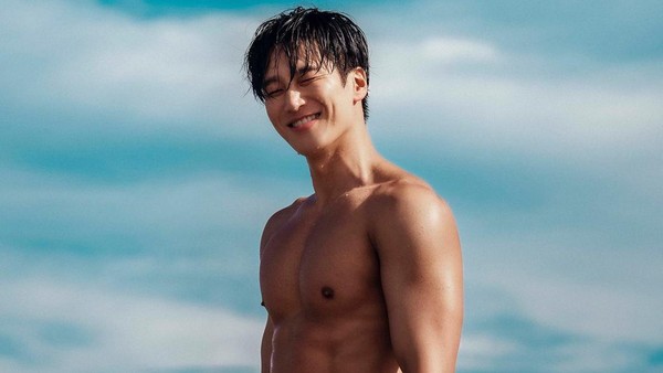 6 Gaya Ahn Bo Hyun, Pacar Jisoo BLACKPINK, Pamer Badan Sixpack di Bali
