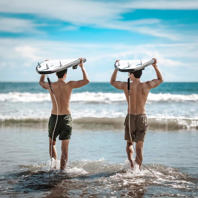Bintang drama Korea Yumi’s Cells itu berselancar dengan salah seorang temannya di Pantai Kuta. Foto-foto itu diambil saat Ahn Bo Hyun syuting program televisi Jepang ‘Holiday in Bali’ yang tayang mulai 9 September di stasiun televisi BS-TBS.   Foto: dok. Instagram @bohyunahn