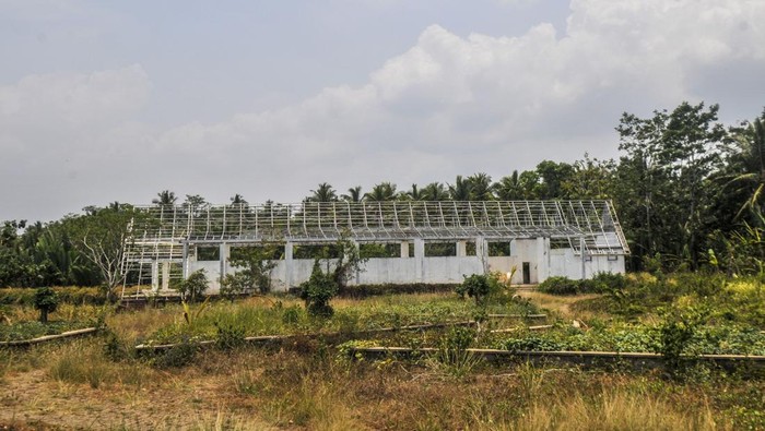 Gedung KSPN Tanjung Lesung terbengkalai Kondisi gedung Kawasan Strategis Pariwisata Nasional (KSPN) yang rusak berada di KEK Tanjung Lesung, Pandeglang, Banten, Senin (9/10/2023). Gedung KSPN yang dibangun oleh pemerintah dengan pada tahun 2016 dengan anggaran dari APBN senilai Rp80,9 miliar tersebut kondisinya memprihatinkan dan terbengkalai. ANTARA FOTO/Muhammad Bagus Khoirunas/foc.