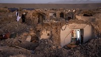 Afghanistan dilanda gempa bumi bermagnitudo 6,3. Dilansir AFP, Minggu (8/10/2023), Survei Geologi Amerika Serikat mengatakan pusat gempa berada 40 kilometer (25 mil) barat laut kota terbesar di kawasan itu, Herat. AP/Ebrahim Noroozi  