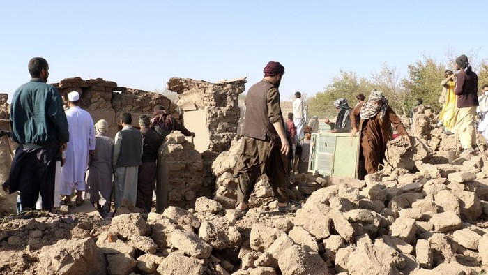Afghan men clear the debris after an earthquake in Zenda Jan district in Herat province, of western Afghanistan, Sunday, Oct. 8, 2023. Powerful earthquakes killed at least 2,000 people in western Afghanistan, a Taliban government spokesman said Sunday. Its one of the deadliest earthquakes to strike the country in two decades. (AP Photo/Omid Haqjoo)