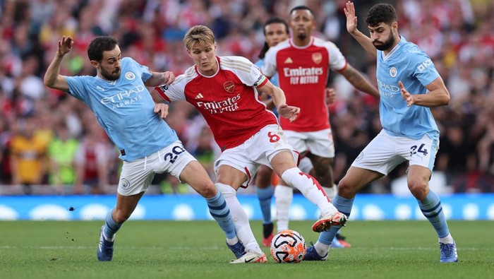 Soccer Football - Premier League - Arsenal v Manchester City - Emirates Stadium, London, Britain - October 8, 2023 Arsenals Martin Odegaard in action with Manchester Citys Bernardo Silva and Josko Gvardiol REUTERS/David Klein NO USE WITH UNAUTHORIZED AUDIO, VIDEO, DATA, FIXTURE LISTS, CLUB/LEAGUE LOGOS OR LIVE SERVICES. ONLINE IN-MATCH USE LIMITED TO 45 IMAGES, NO VIDEO EMULATION. NO USE IN BETTING, GAMES OR SINGLE CLUB/LEAGUE/PLAYER PUBLICATIONS.