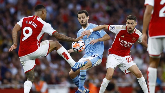 Soccer Football - Premier League - Arsenal v Manchester City - Emirates Stadium, London, Britain - October 8, 2023 Manchester Citys Bernardo Silva in action with Arsenals Gabriel Jesus and Jorginho Action Images via Reuters/John Sibley NO USE WITH UNAUTHORIZED AUDIO, VIDEO, DATA, FIXTURE LISTS, CLUB/LEAGUE LOGOS OR LIVE SERVICES. ONLINE IN-MATCH USE LIMITED TO 45 IMAGES, NO VIDEO EMULATION. NO USE IN BETTING, GAMES OR SINGLE CLUB/LEAGUE/PLAYER PUBLICATIONS.