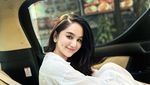 Begini Gaya Hana Hanifah Saat Nongkrong di Kafe Bali