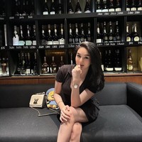 Sebelumnya nama Hana Hanifah sendiri sempat menggemparkan publik karena tersandung kasus prostitusi online. Selain itu ia juga sempat diisukan menjadi orang ketiga dalam rumah tangga Christian Sugiono dan Titi Kamal. Foto: Instagram @hanaaaast