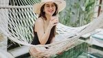 Begini Gaya Hana Hanifah Saat Nongkrong di Kafe Bali
