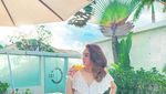 Begini Gaya Hana Hanifah Saat Nongkrong di Kafe Bali