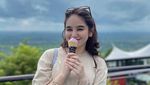 Begini Gaya Hana Hanifah Saat Nongkrong di Kafe Bali