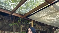 Tak hanya menikmati jus segar, tapi Hana Hanifah juga terlihat berpose cantik dengan latar Nook Cafe yang aesthetic. Foto: Instagram @hanaaaast