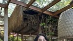 Begini Gaya Hana Hanifah Saat Nongkrong di Kafe Bali