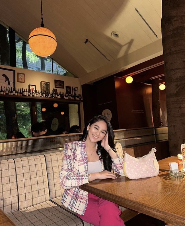 Terkait kasus prostitusi online yang sempat mengaitkan namanya, Hana mengaku bahwa dirinya hanya melakukan pemotretan ketika terbang ke Medan, bukan untuk menjadi Pekerja Seks Komersial. Setelah menjalani pemeriksaan Hana pun dilepas dan berstatus sebagai saksi. Foto: Instagram @hanaaaast