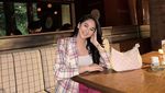 Begini Gaya Hana Hanifah Saat Nongkrong di Kafe Bali