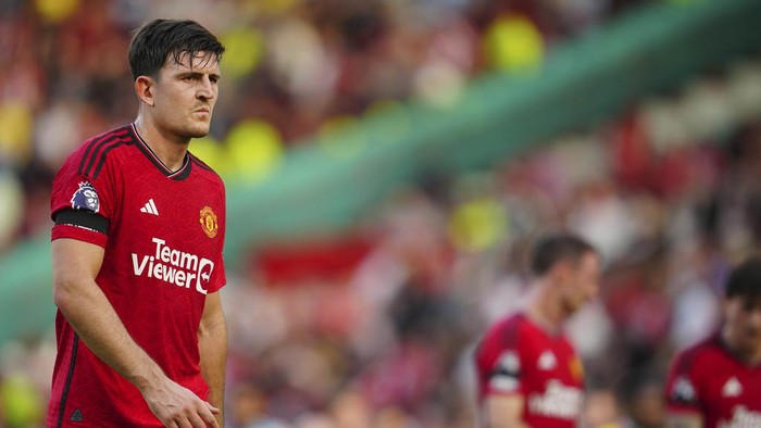 Manchester Uniteds Harry Maguire, left, reacts during the English Premier League soccer match between Manchester United and Brentford at the Old Trafford stadium in Manchester, England, Saturday, Oct. 7, 2023.(AP Photo/Jon Super)