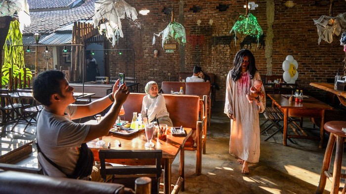 Hiii, Kuntilanak Wara-wiri di Restoran Karnivor Bandung Pelayan mengenakan kostum hantu di restoran Karnivor, Bandung, Jawa Barat, Senin (9/10/2023). Guna memeriahkan hari halloween, pegawai di restoran Karnivor berdandan dengan tema seram sepanjang Bulan Oktober hingga awal November guna memberikan sensasi berbeda kepada pelanggan restoran. ANTARA FOTO/Raisan Al Farisi/aww.