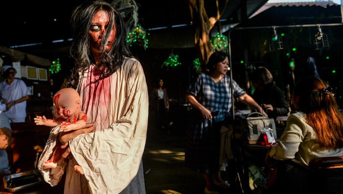 Hiii, Kuntilanak Wara-wiri di Restoran Karnivor Bandung Pelayan mengenakan kostum hantu di restoran Karnivor, Bandung, Jawa Barat, Senin (9/10/2023). Guna memeriahkan hari halloween, pegawai di restoran Karnivor berdandan dengan tema seram sepanjang Bulan Oktober hingga awal November guna memberikan sensasi berbeda kepada pelanggan restoran. ANTARA FOTO/Raisan Al Farisi/aww.