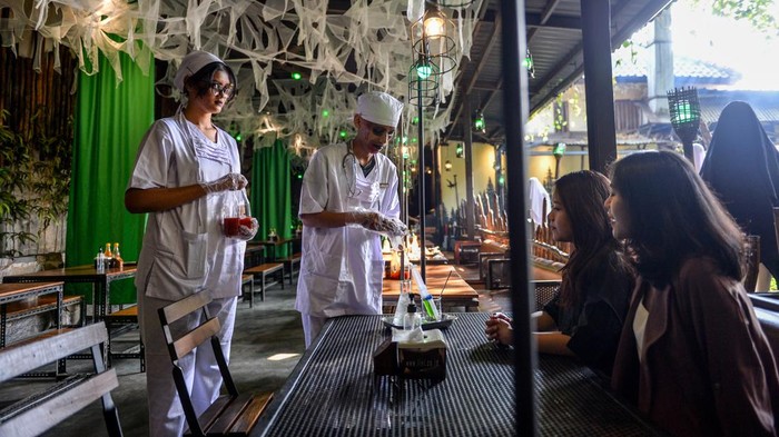 Hiii, Kuntilanak Wara-wiri di Restoran Karnivor Bandung Pelayan mengenakan kostum hantu di restoran Karnivor, Bandung, Jawa Barat, Senin (9/10/2023). Guna memeriahkan hari halloween, pegawai di restoran Karnivor berdandan dengan tema seram sepanjang Bulan Oktober hingga awal November guna memberikan sensasi berbeda kepada pelanggan restoran. ANTARA FOTO/Raisan Al Farisi/aww.