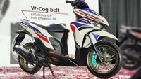 Honda Vario 50th Anniversary menggunakan jubah tri-color dengan emblem khusus di bagian wajah dan sisi samping kendaraan. Sementara bagian lainnya masih sama seperti varian regular. Foto: Rideapart