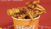 Nyeker berlokasi di Cipinang hingga Grand Depok City. Mereka menjual ceker mulai dari Rp 17 ribu dengan pilihan sambal jeletot Bandung, klotok Malang, dan sambal ijo Padang. Foto: nyeker_idn