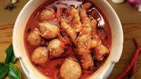Di Gegerkalong, Bandung, kamu bisa jajan ceker enak di Ceker Genit. Harganya mulai dari Rp 16 ribu dengan varian rasa manis pedas, woku pedas, dan seblak pedas. Foto: ceker.genit