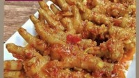 Di Ciputat Timur, kamu bisa jajan di Ceker Mercon Dapoer Salsa yang menawarkan menunya Rp 25 ribuan di aplikasi ojek online. Selain yang original, ada juga ceker mercon jumbo. Foto: cekermercondapoersalsa27
