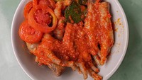 Di kawasan Pejaten kamu bisa jajan ceker mercon buatan Ceker Mercon Dilldill. Di aplikasi ojek online, harganya Rp 25 ribu isi 15. Ada juga menu ceker bakso mercon. Foto: iStock