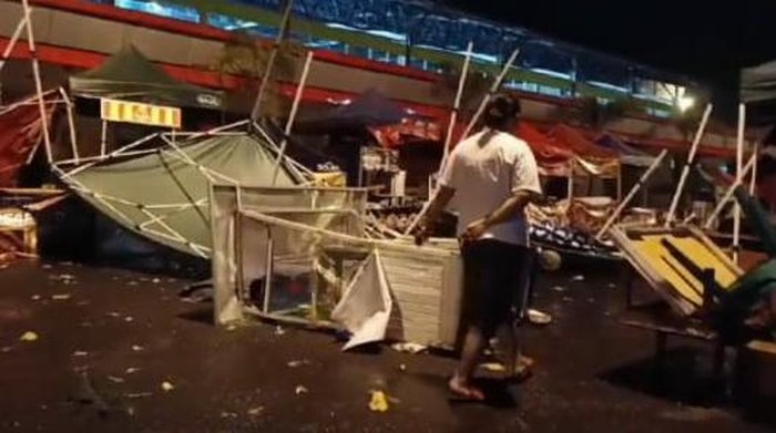 Beberapa tenda di kompleks GOR Samapta Kota Magelang roboh tersapu angin kencang.