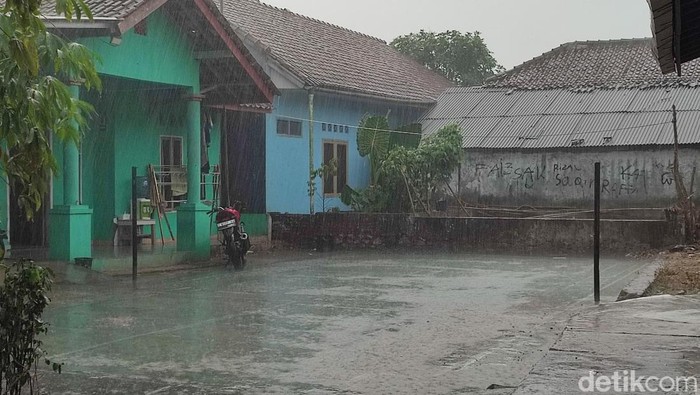 Hujan mengguyur wilayah perkotaan Ciamis, di daerah Kelurahan Linggasari.