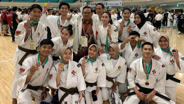 Indonesia Peringkat Dua Kejuaraan Dunia Kempo 2023 di Tokyo Indonesia meraih 4 emas, 3 perak dan 5 perunggu di kejuaraan dunia Shorinji Kempo 2023 di Tokyo, Jepang. Dengan hasil itu Indonesia berhasil menempati peringkat dua