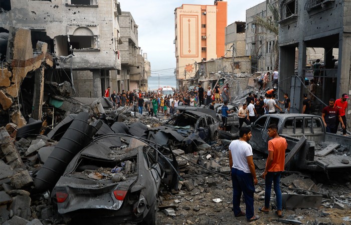 Serangan balasan Israel ke militan Hamas menimbulkan kerusakan parah di Gaza, Minggu (9/10/2023). Bangunan hancur dan mobil ringsek tak berbentuk akibat serangan militer Israel.