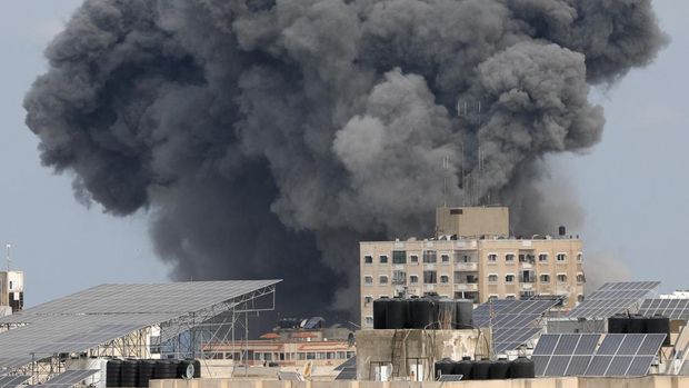 Smoke rises following Israeli strikes in Gaza, October 9, 2023. REUTERS/Saleh Salem