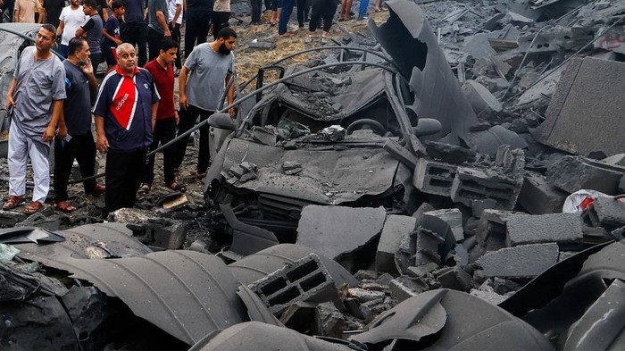 Serangan balasan Israel ke militan Hamas menimbulkan kerusakan parah di Gaza, Minggu (9/10/2023). Bangunan hancur dan mobil ringsek tak berbentuk akibat serangan militer Israel.