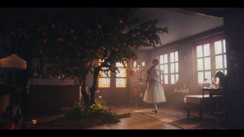 Adegan dalam MV Off The Record milik IVE.