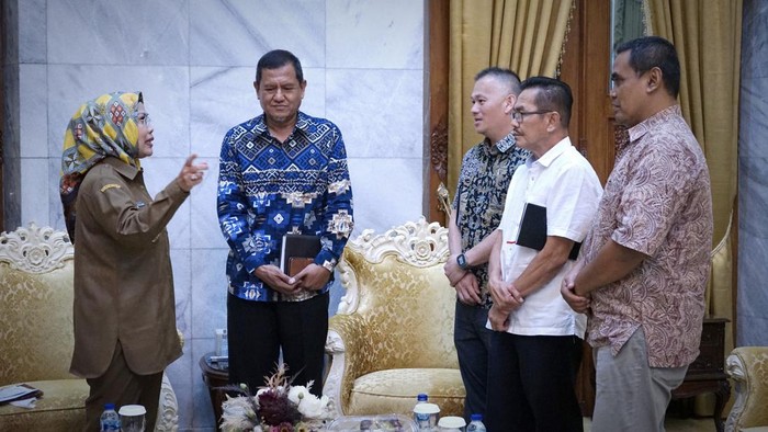 Jajaran  PT Charoen Pokphand Indonesia Tbk (Pokphand) menemui Bupati Serang Ratu Tatu Chasanah