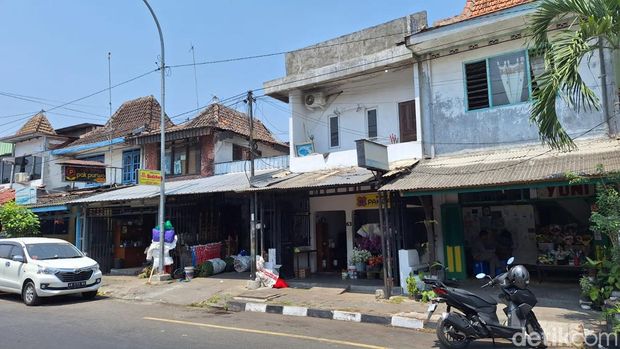 Jalan Ahmad Jazuli Kotabaru jadi salah satu sentra toko kembang di Jogja. Potret toko bunga yang dikelola pasangan Panut (95) dan Sumiyati (85). Foto diambil Senin (9/10/2023).