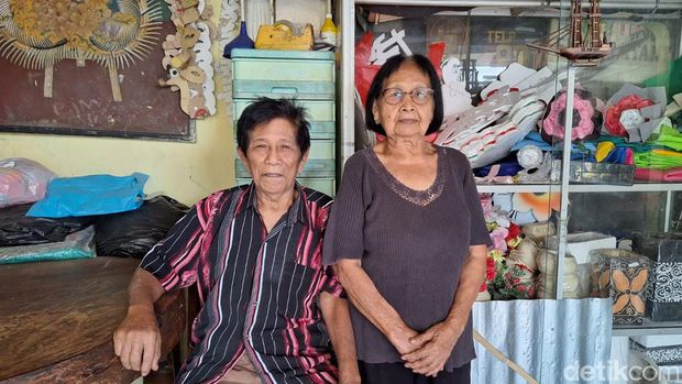 Jalan Ahmad Jazuli Kotabaru jadi salah satu sentra toko kembang di Jogja. Potret toko bunga yang dikelola pasangan Panut (95) dan Sumiyati (85). Foto diambil Senin (9/10/2023).