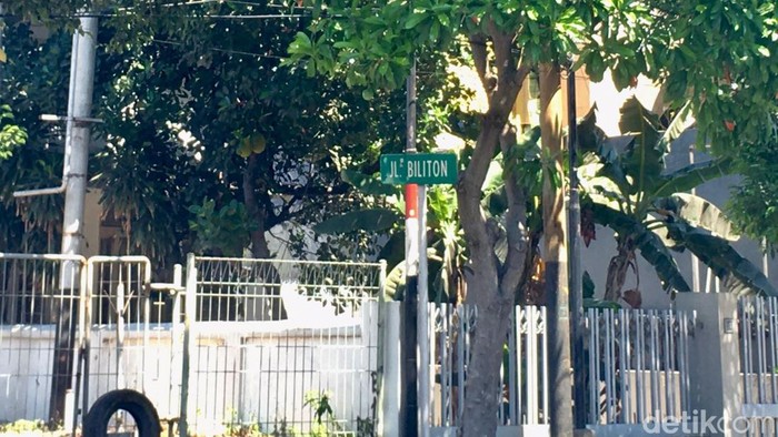 Jalan Biliton yang ternyata nyeleneh daripada nama jalan lainnya di kawasan Gubeng, Surabaya.