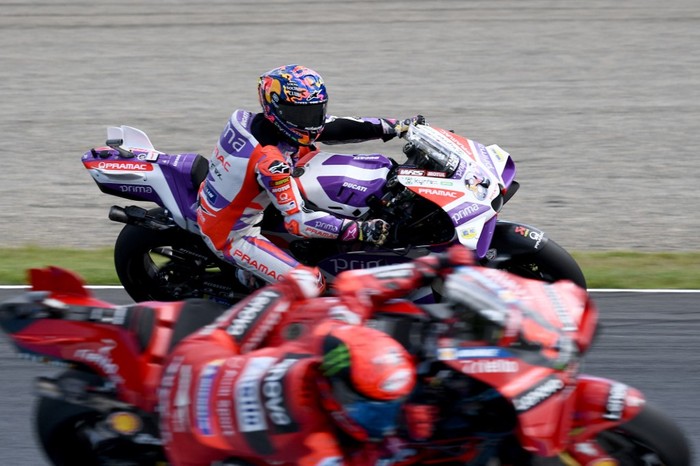 Prima Pramac Racing rider Jorge Martin of Spain (rear) and Ducati Lenovo Team rider Francesco Bagnaia of Italy compete during the MotoGP class free practice session of the Japanese MotoGP Grand Prix at the Mobility Resort Motegi in Motegi, Tochigi prefecture on September 29, 2023. (Photo by Toshifumi KITAMURA / AFP)