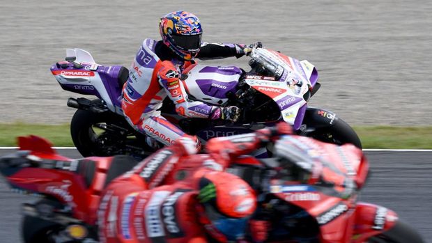Prima Pramac Racing rider Jorge Martin of Spain (rear) and Ducati Lenovo Team rider Francesco Bagnaia of Italy compete during the MotoGP class free practice session of the Japanese MotoGP Grand Prix at the Mobility Resort Motegi in Motegi, Tochigi prefecture on September 29, 2023. (Photo by Toshifumi KITAMURA / AFP)