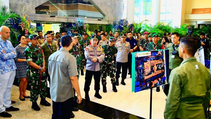 Kapolri dan Panglima TNI mengecek berbagai venue KTT AIS Forum 2023 di kawasan The Nusa Dua, Kabupaten Badung, Bali. (Dok. Polda Bali)