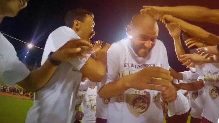Kapten PSM Makassar Wiljan Pluim saat dinobatkan sebagai pemain terbaik Liga 1 2023/2024.