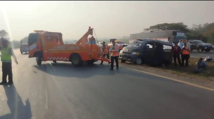 Kecelakaan angkot di KM 59 tol Merak-Tangerang arah Jakarta  (dok.istimewa)