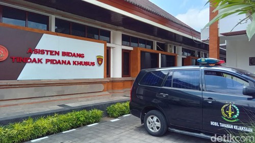 Suasana di Kejati Bali, Senin (9/10/2023). Rektor Unud dan tiga staf menjalani pemeriksaan.